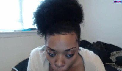 Ebony with fantastic big booty showing her deepthroat skills on webcam