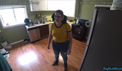 BBW sluts delivers pizza and gets two big dicks for her mouth and cunt