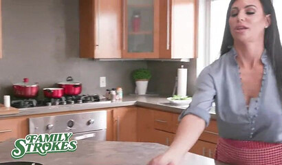 MILF with big tits Melissa Lynn gets fucked through her ripped jeans