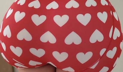 Mom with enormous bubble ass rolls down her shorts and gets banged