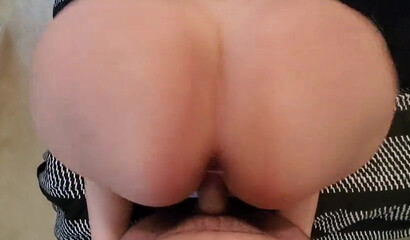 Mom with enormous bubble ass rolls down her shorts and gets banged