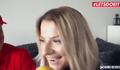 Pizza guy delivers a wet surprise to a horny brunette