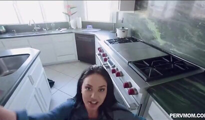 Kinky stepmom Brooke Beretta in sizzling cock sucking action