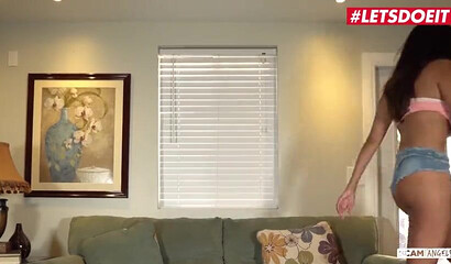 Scamangels Kenzie Taylor and Missy Martinez give a sloppy blowjob