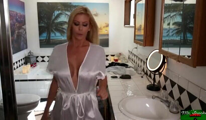 Mom with fake tits Alexis Fawx scissoring with her stepdaughter