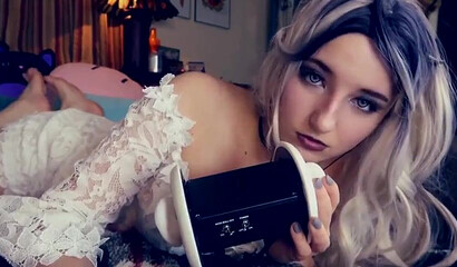 Curvy teen shows off how she rubs her wet cunt