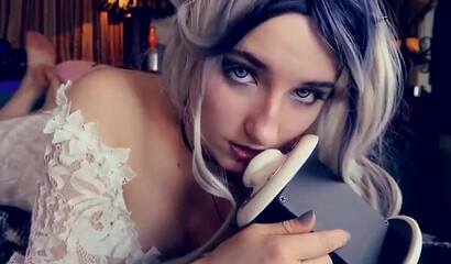 Curvy teen shows off how she rubs her wet cunt